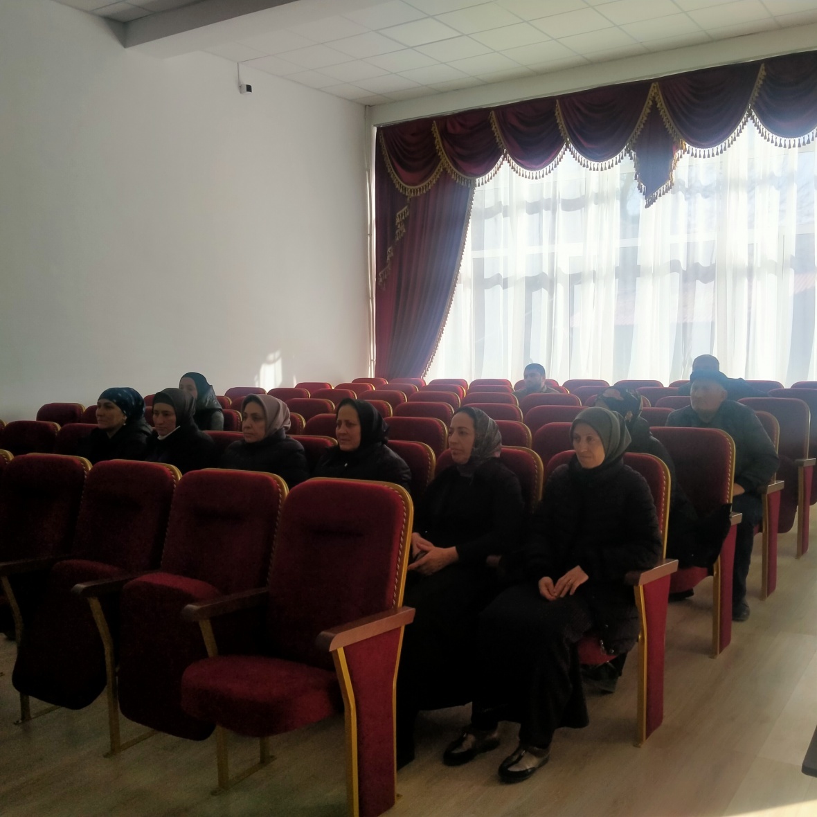 Организацию работы и меры государственной поддержки в условиях санкций обсудили с предпринимателями Чародинского района